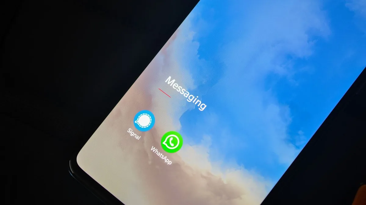 Écran de téléphone avec l’icône de WhatsApp en évidence